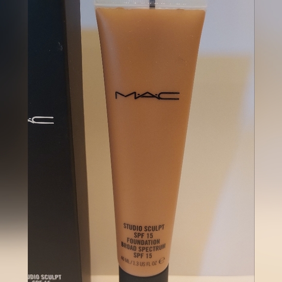 MAC Studio Sculpt Foundation SPF 15 *NC45* / 1.3 oz / New in box - Picture 2 of 4